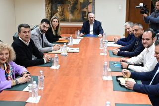 Λευκός καπνός με τους πρατηριούχους